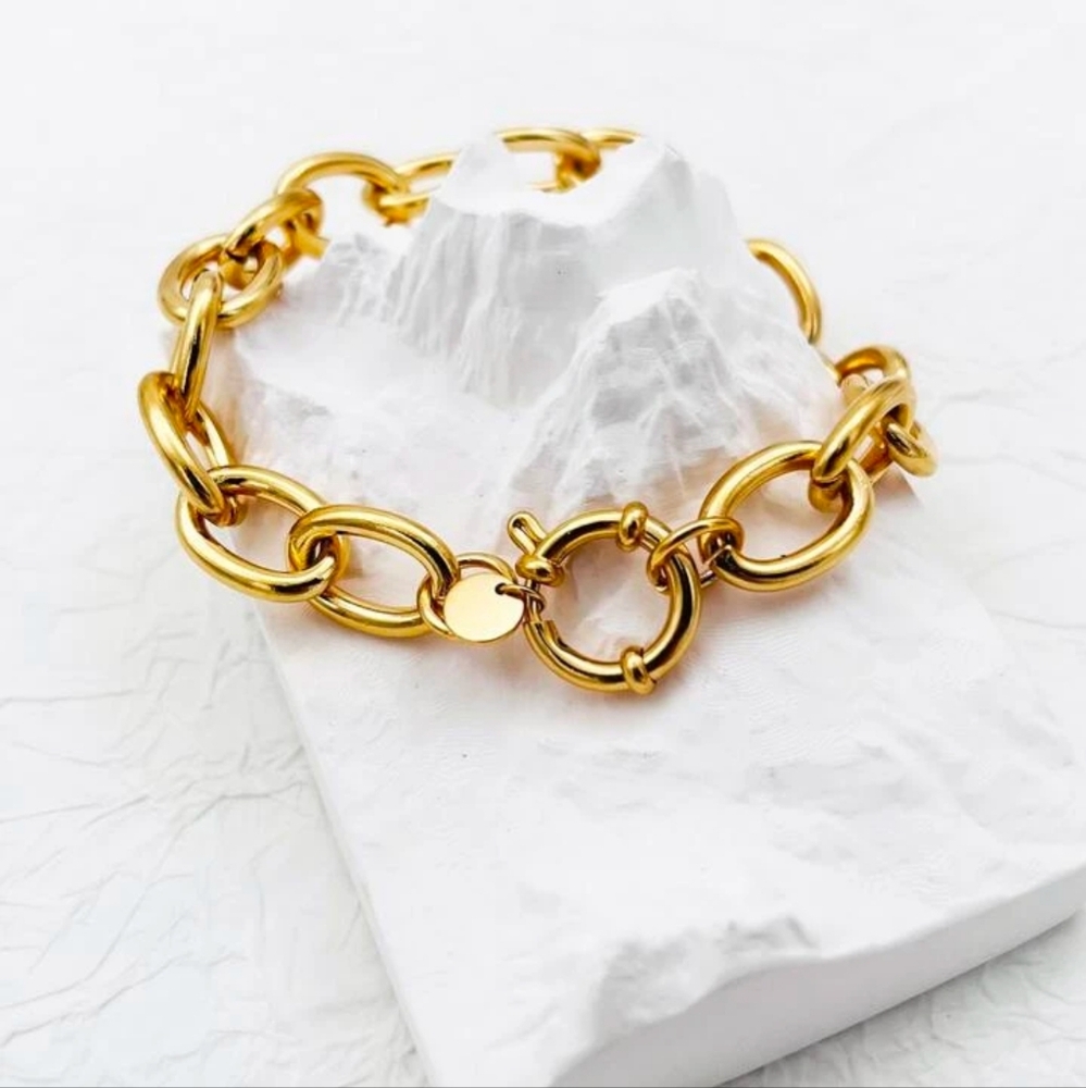 💛💛NEW💛💛 BEAUTIFUL!! Minimalist Chunky Link Bracelet with Large Clasp in Gold